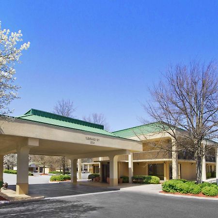 ฮาวเวิร์ด จอห์นสัน บาย วินด์แฮม กรีนส์โบโร เนียร์ เดอะ โคลีเซียม Motel ภายนอก รูปภาพ