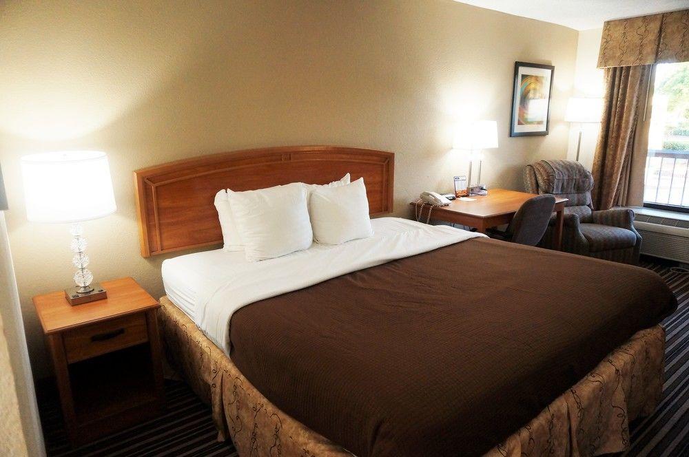 ฮาวเวิร์ด จอห์นสัน บาย วินด์แฮม กรีนส์โบโร เนียร์ เดอะ โคลีเซียม Motel ภายนอก รูปภาพ