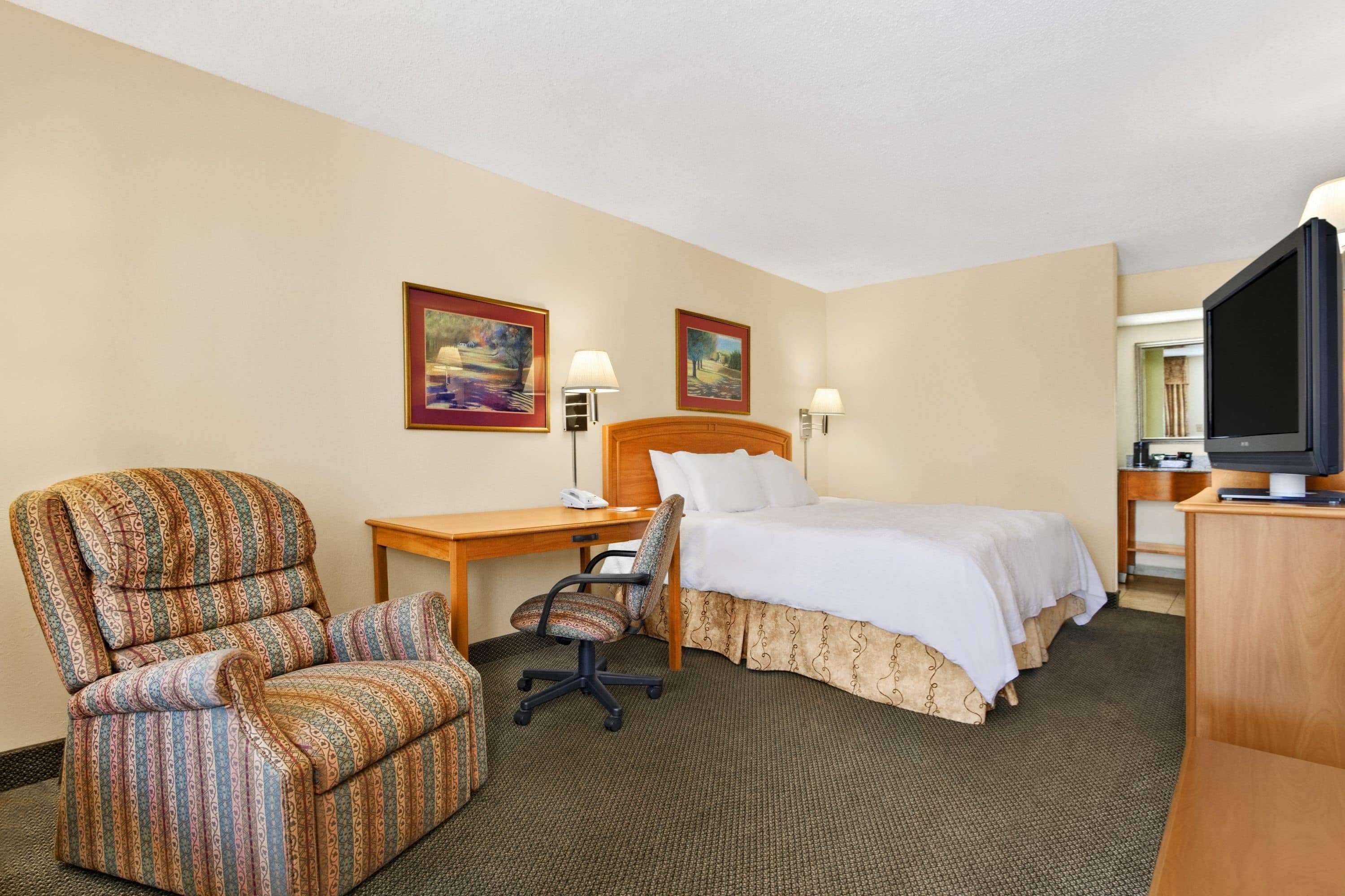 ฮาวเวิร์ด จอห์นสัน บาย วินด์แฮม กรีนส์โบโร เนียร์ เดอะ โคลีเซียม Motel ภายนอก รูปภาพ