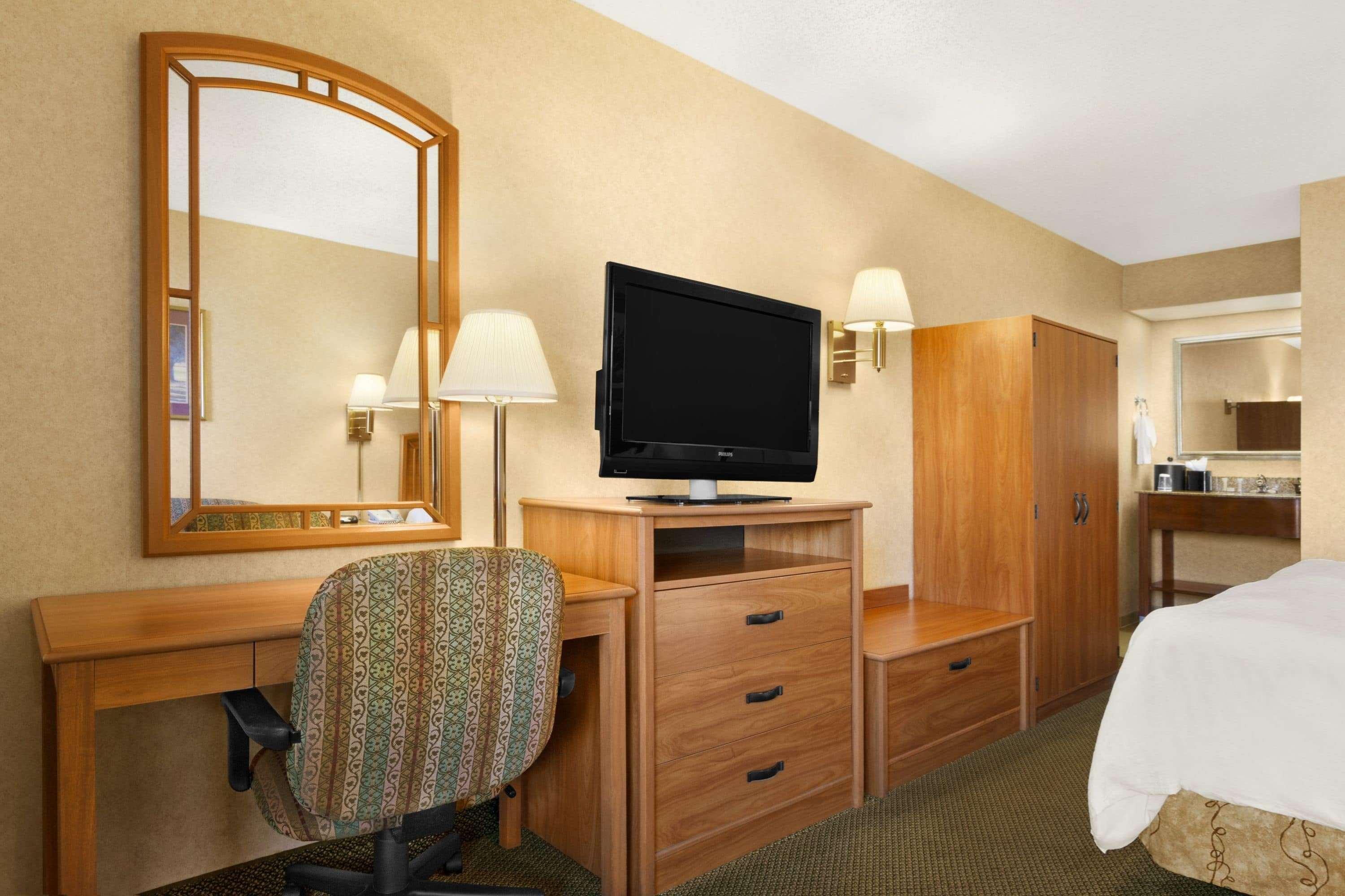 ฮาวเวิร์ด จอห์นสัน บาย วินด์แฮม กรีนส์โบโร เนียร์ เดอะ โคลีเซียม Motel ภายนอก รูปภาพ