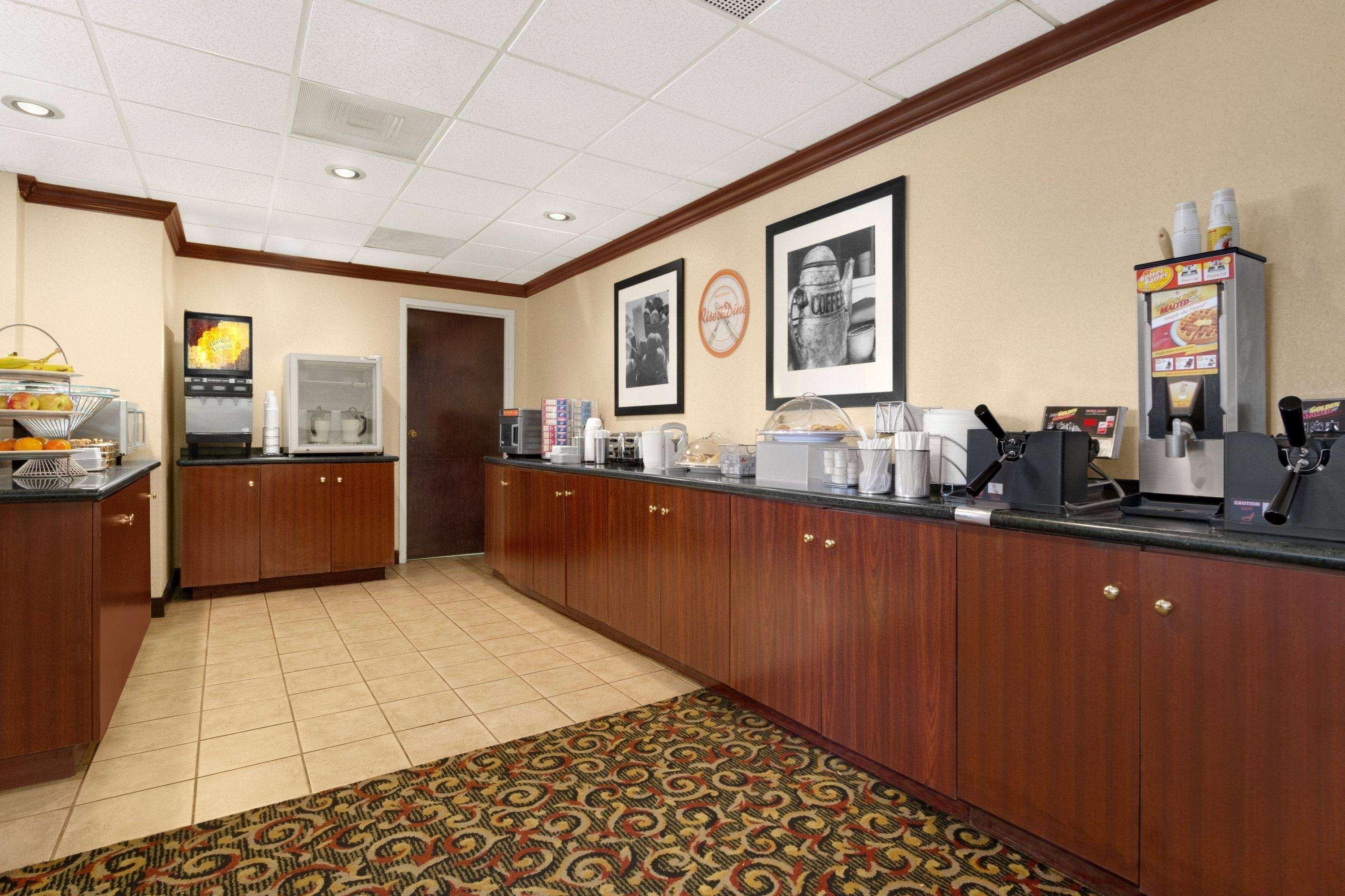 ฮาวเวิร์ด จอห์นสัน บาย วินด์แฮม กรีนส์โบโร เนียร์ เดอะ โคลีเซียม Motel ภายนอก รูปภาพ