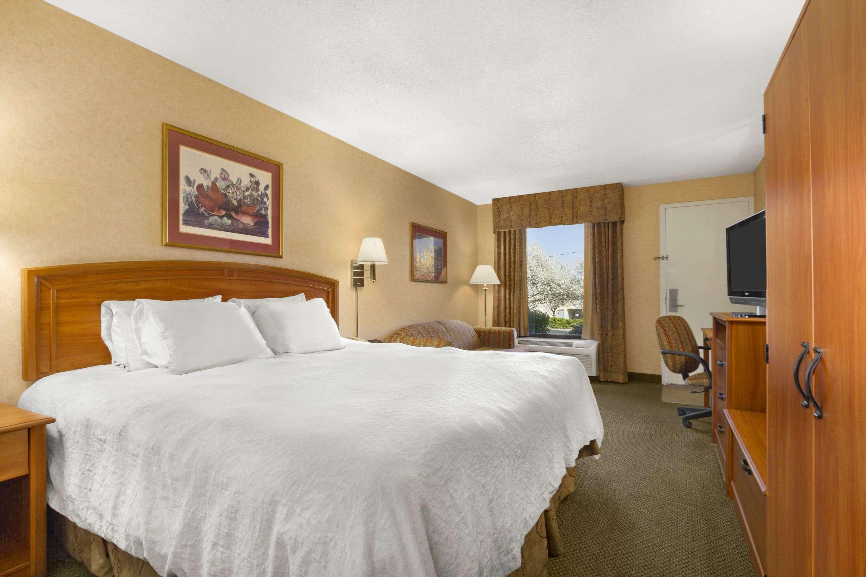 ฮาวเวิร์ด จอห์นสัน บาย วินด์แฮม กรีนส์โบโร เนียร์ เดอะ โคลีเซียม Motel ภายนอก รูปภาพ