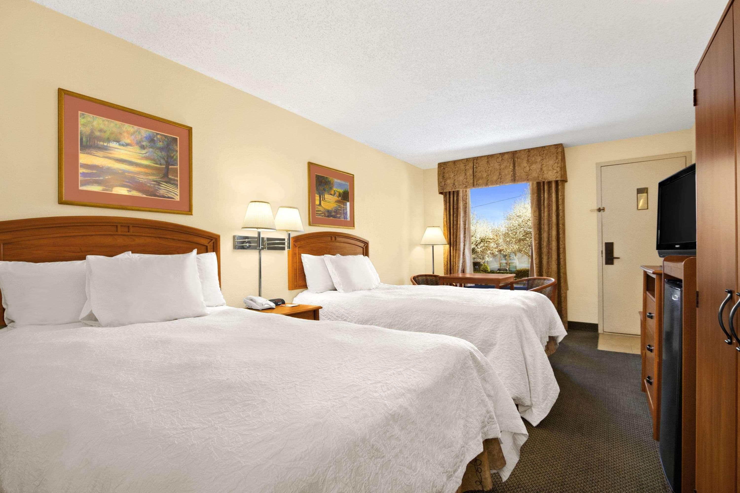 ฮาวเวิร์ด จอห์นสัน บาย วินด์แฮม กรีนส์โบโร เนียร์ เดอะ โคลีเซียม Motel ภายนอก รูปภาพ
