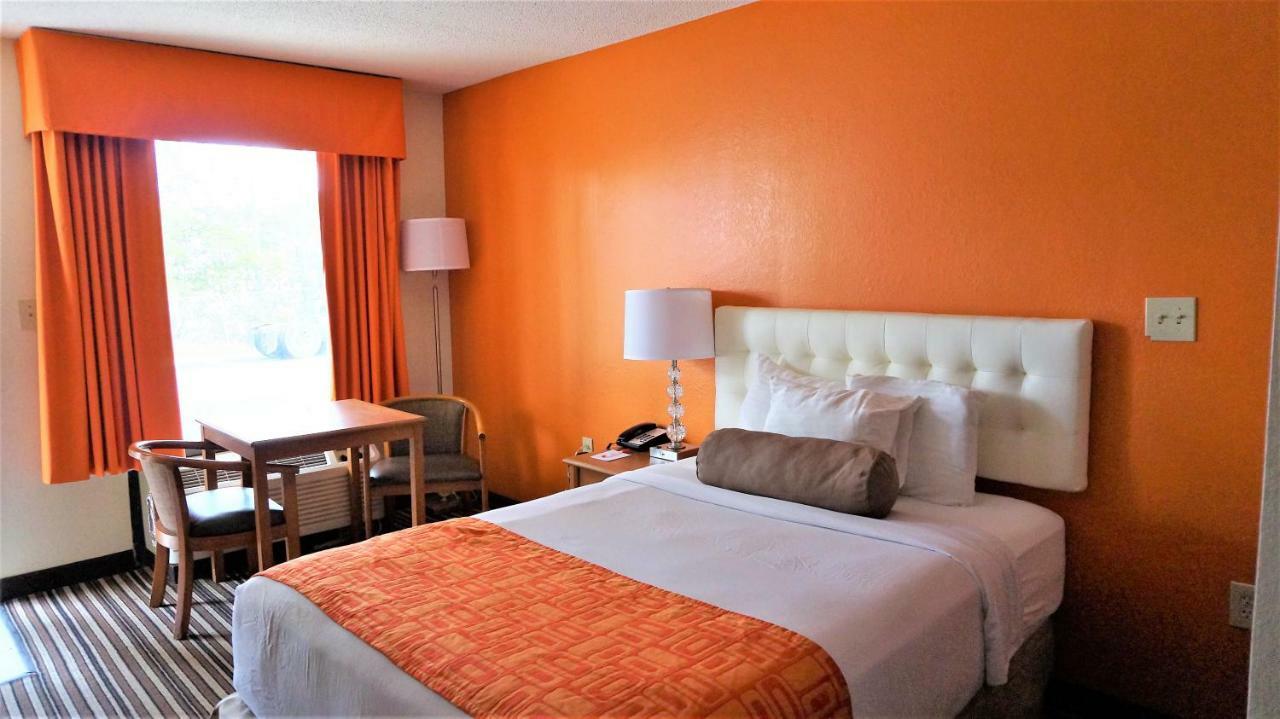 ฮาวเวิร์ด จอห์นสัน บาย วินด์แฮม กรีนส์โบโร เนียร์ เดอะ โคลีเซียม Motel ภายนอก รูปภาพ