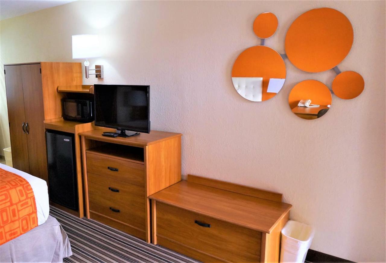 ฮาวเวิร์ด จอห์นสัน บาย วินด์แฮม กรีนส์โบโร เนียร์ เดอะ โคลีเซียม Motel ภายนอก รูปภาพ