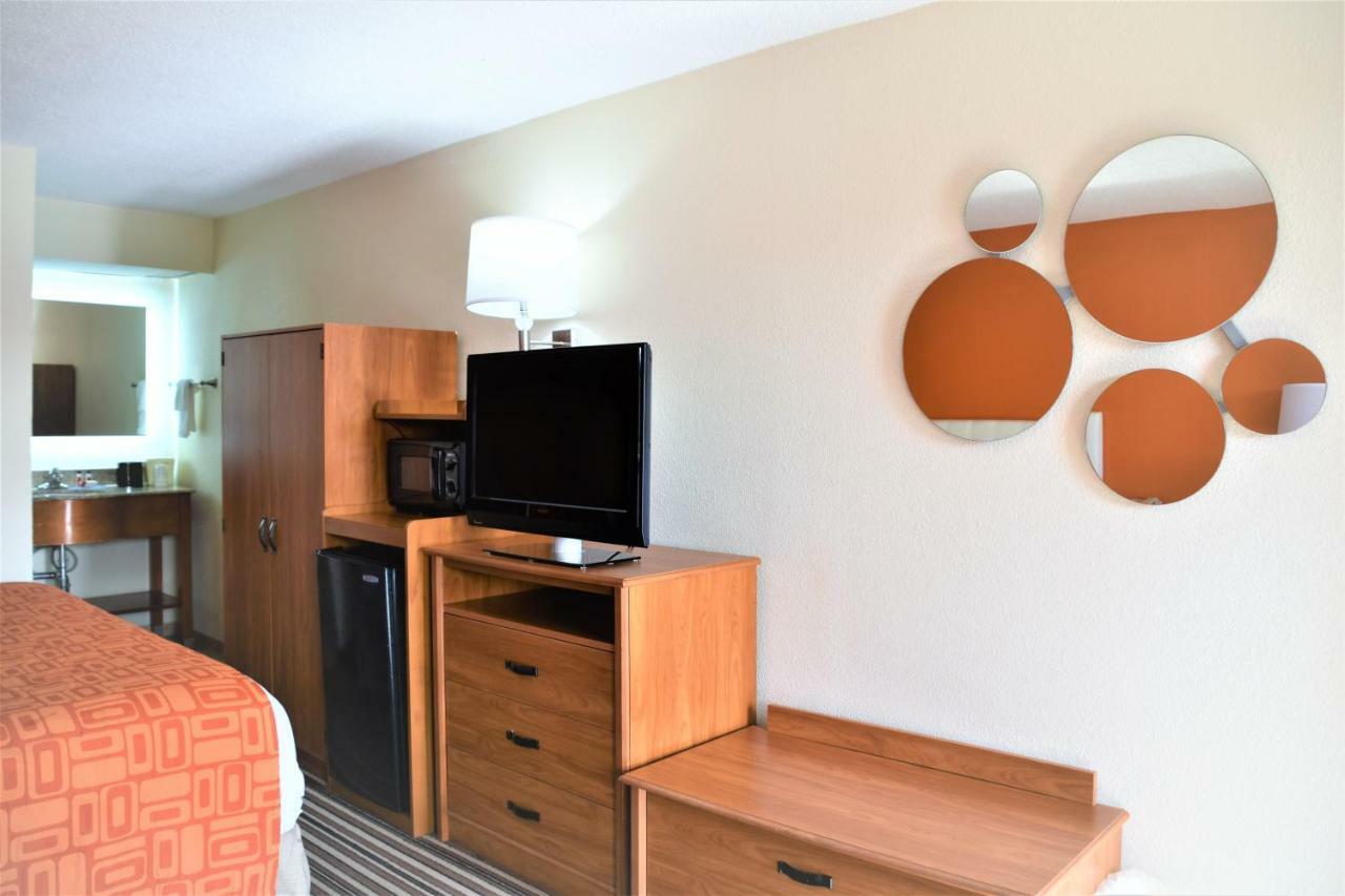 ฮาวเวิร์ด จอห์นสัน บาย วินด์แฮม กรีนส์โบโร เนียร์ เดอะ โคลีเซียม Motel ภายนอก รูปภาพ