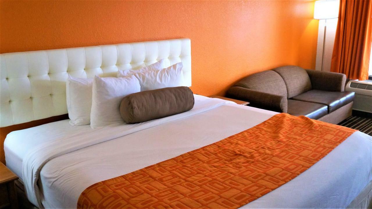 ฮาวเวิร์ด จอห์นสัน บาย วินด์แฮม กรีนส์โบโร เนียร์ เดอะ โคลีเซียม Motel ภายนอก รูปภาพ