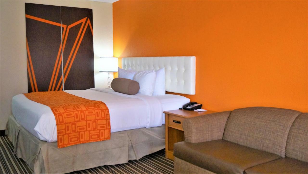 ฮาวเวิร์ด จอห์นสัน บาย วินด์แฮม กรีนส์โบโร เนียร์ เดอะ โคลีเซียม Motel ภายนอก รูปภาพ