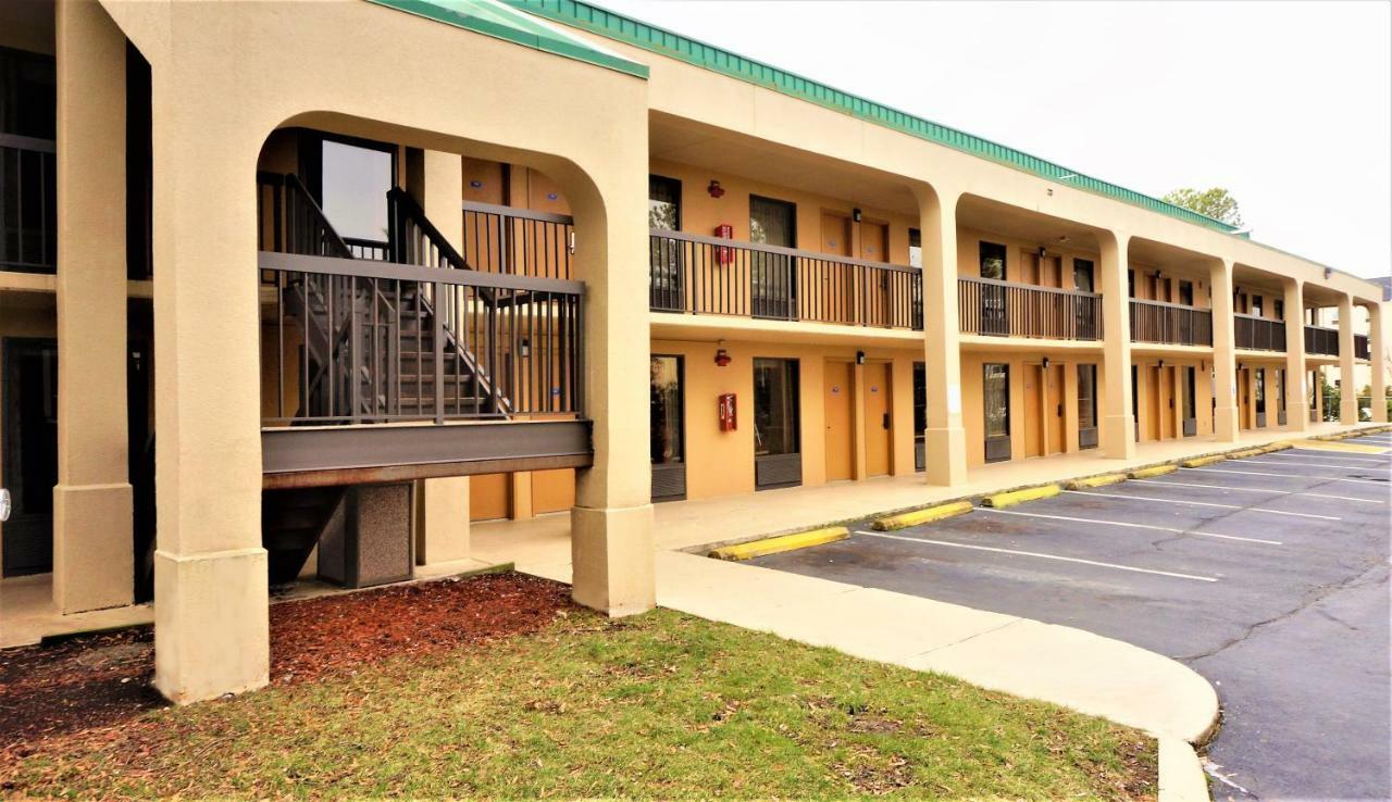 ฮาวเวิร์ด จอห์นสัน บาย วินด์แฮม กรีนส์โบโร เนียร์ เดอะ โคลีเซียม Motel ภายนอก รูปภาพ