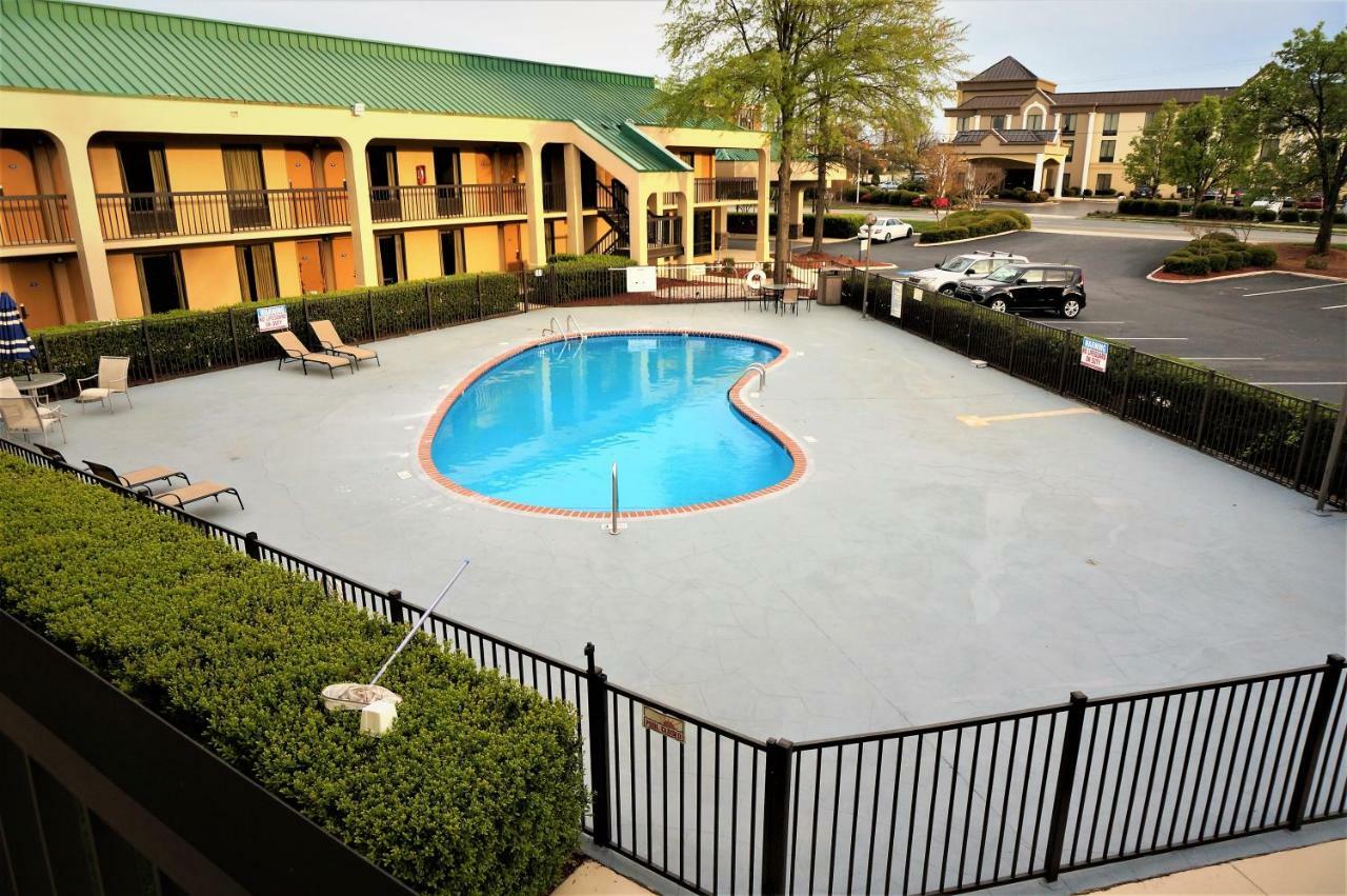ฮาวเวิร์ด จอห์นสัน บาย วินด์แฮม กรีนส์โบโร เนียร์ เดอะ โคลีเซียม Motel ภายนอก รูปภาพ